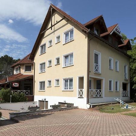 Hotel Francoise Балатонлеле Екстериор снимка