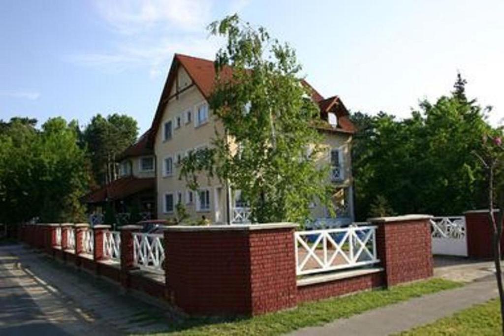 Hotel Francoise Балатонлеле Екстериор снимка