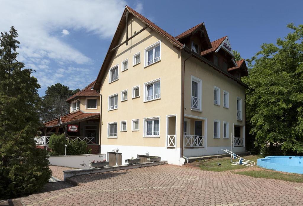 Hotel Francoise Балатонлеле Екстериор снимка