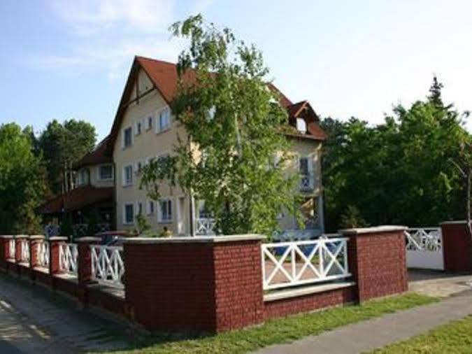 Hotel Francoise Балатонлеле Екстериор снимка