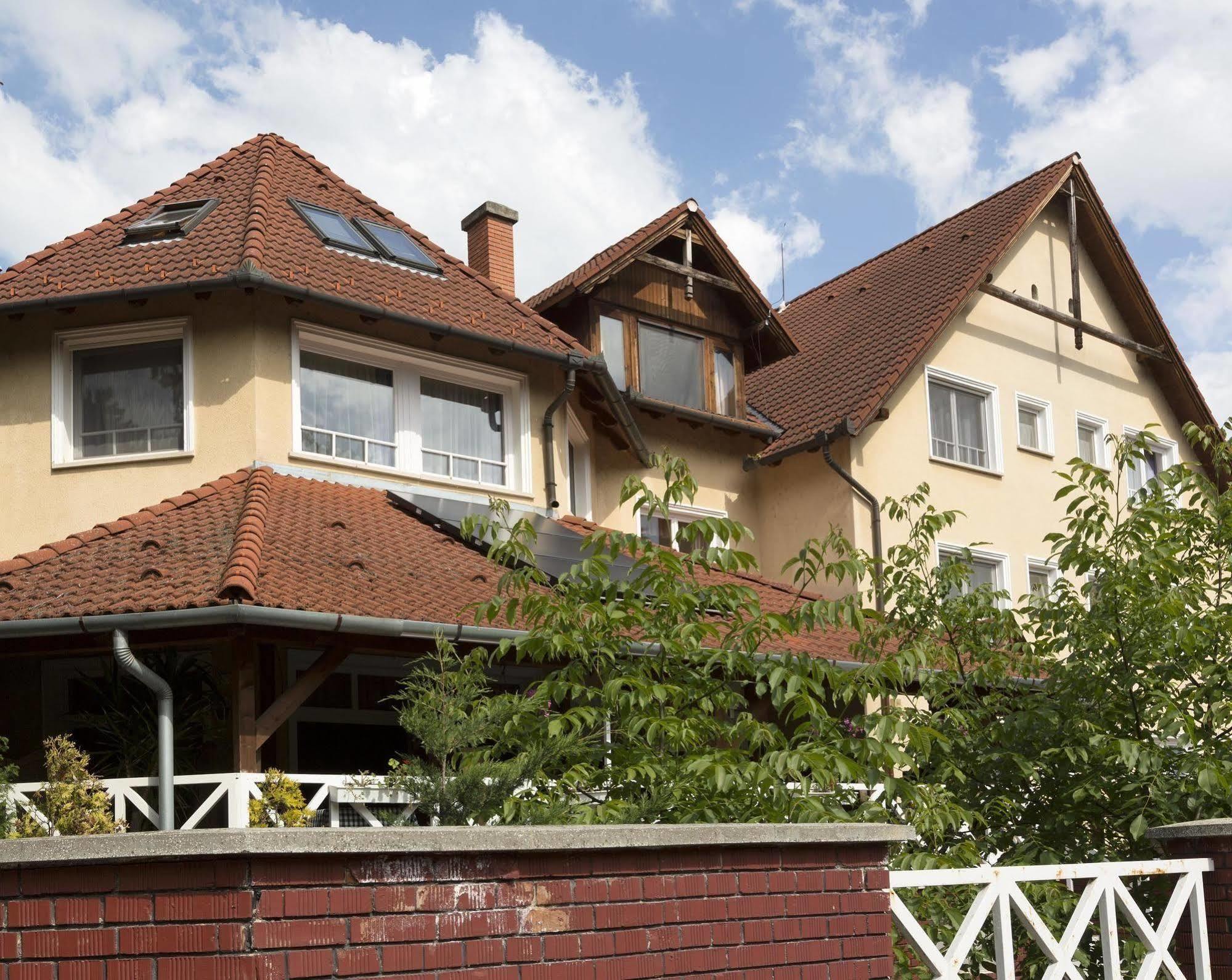 Hotel Francoise Балатонлеле Екстериор снимка