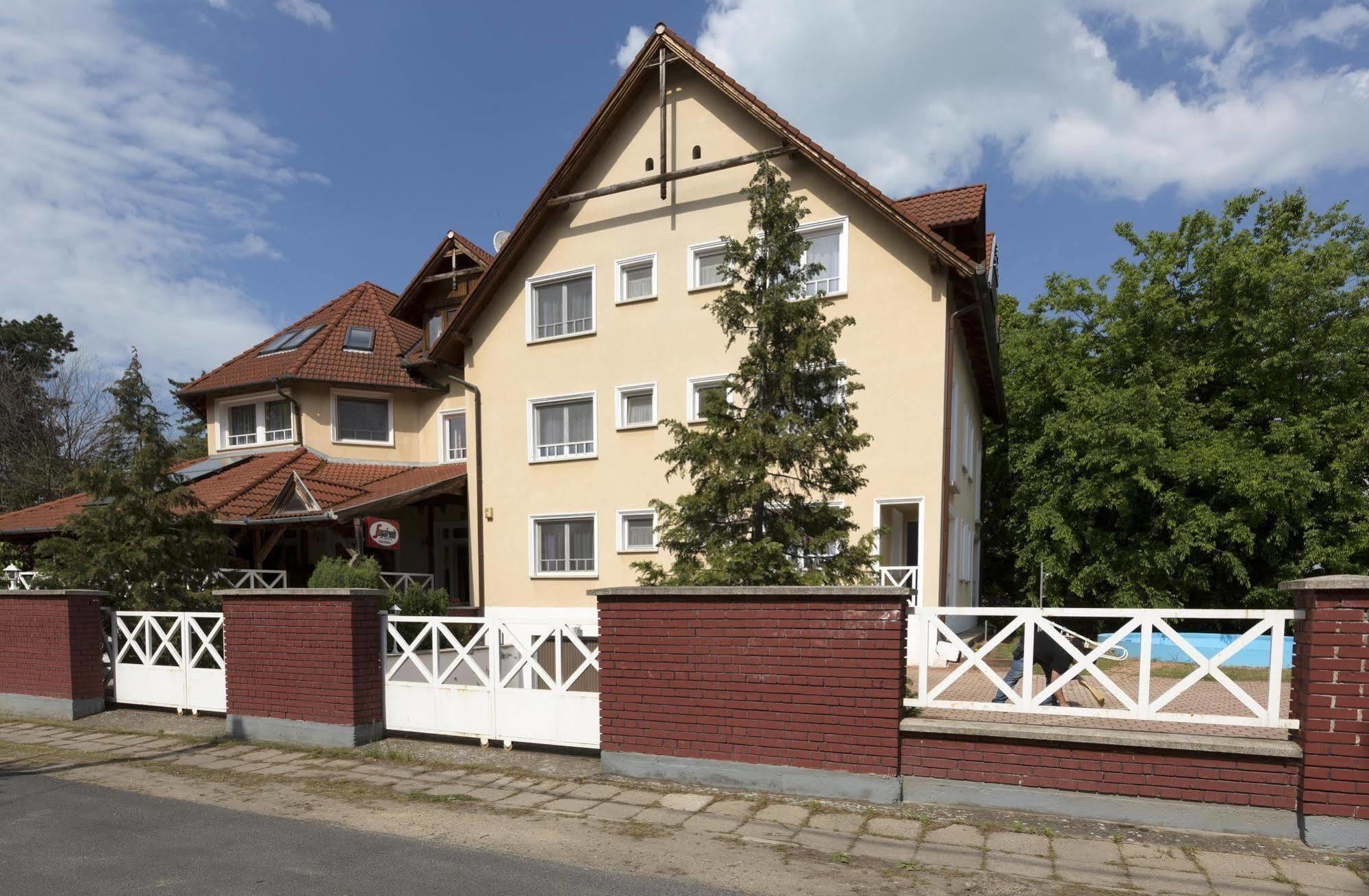Hotel Francoise Балатонлеле Екстериор снимка