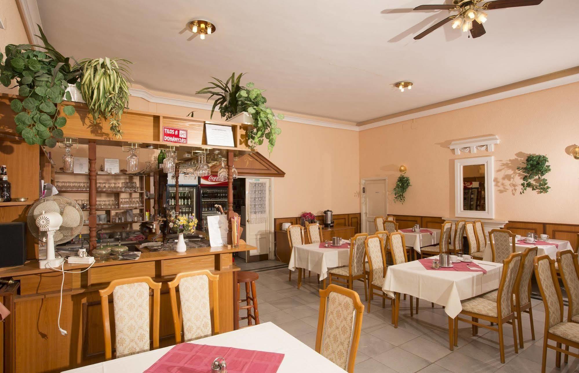 Hotel Francoise Балатонлеле Екстериор снимка