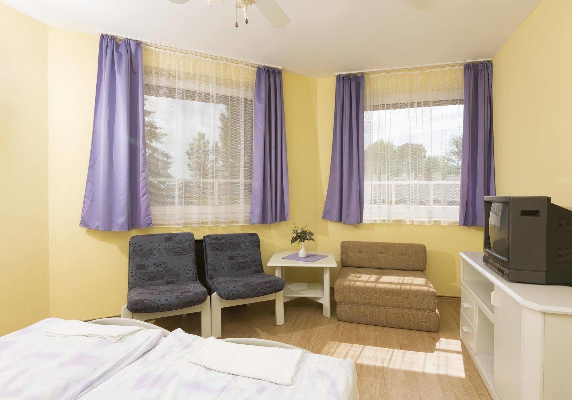 Hotel Francoise Балатонлеле Екстериор снимка