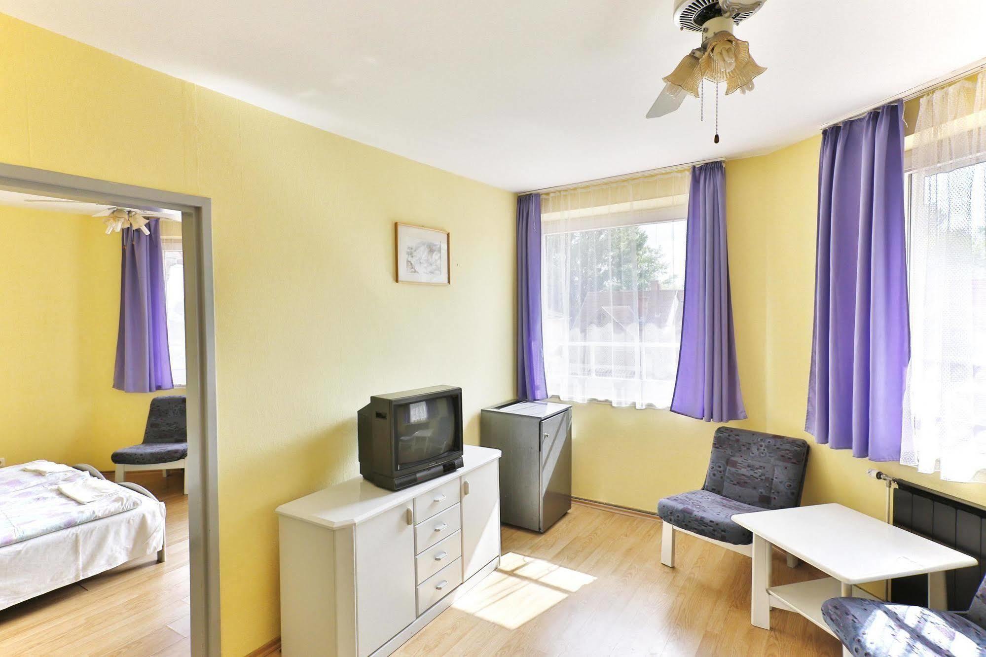 Hotel Francoise Балатонлеле Екстериор снимка