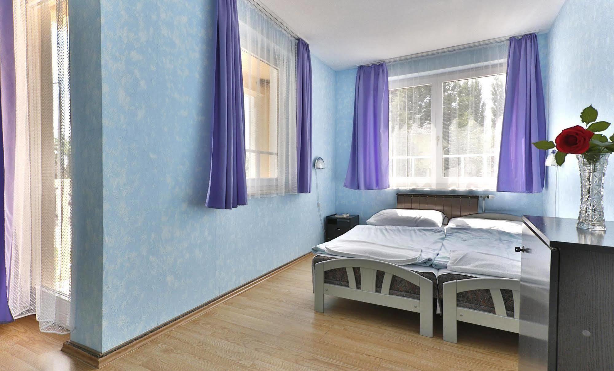 Hotel Francoise Балатонлеле Екстериор снимка