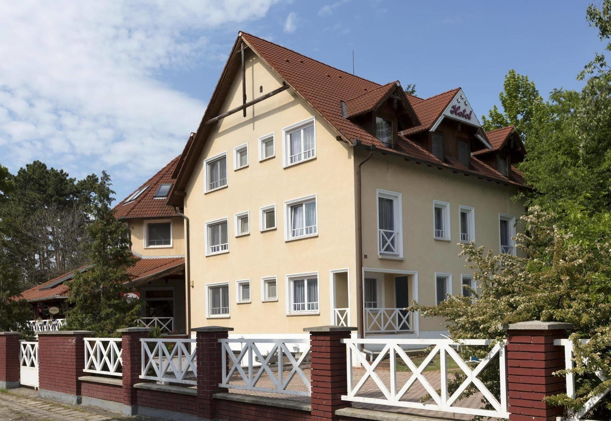 Hotel Francoise Балатонлеле Екстериор снимка