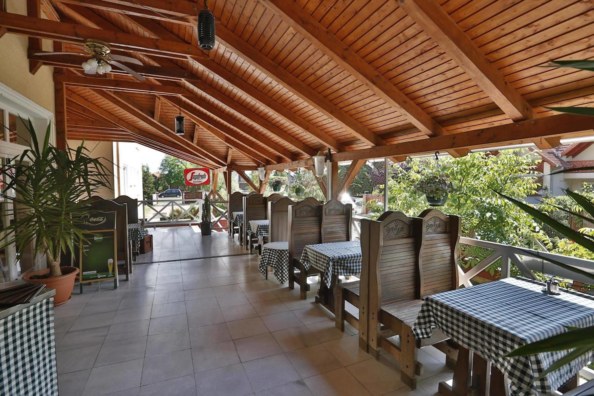 Hotel Francoise Балатонлеле Екстериор снимка