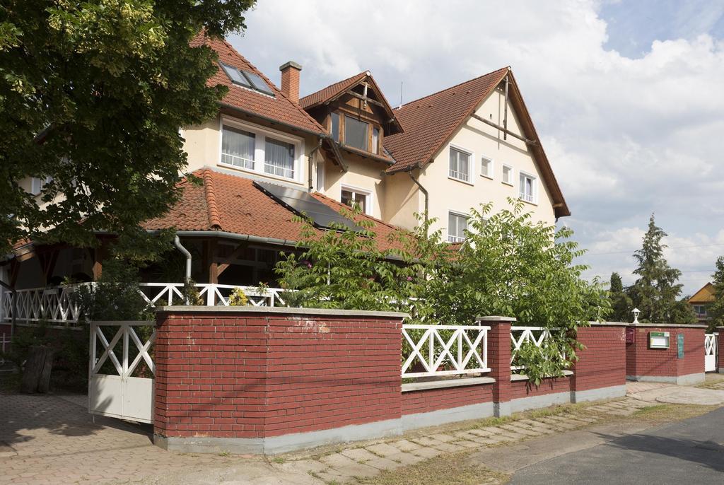 Hotel Francoise Балатонлеле Екстериор снимка